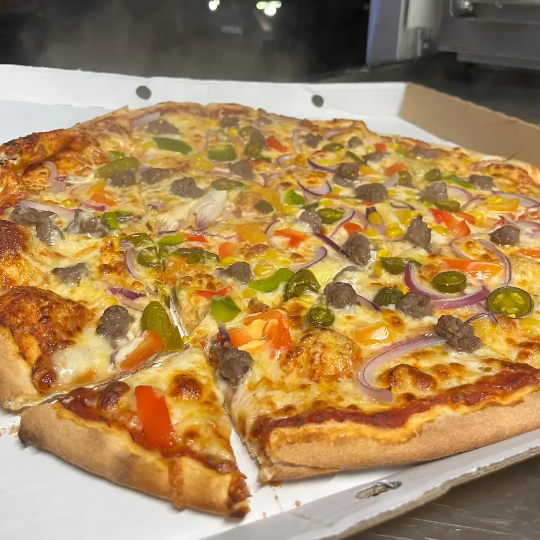 Nystekt pizza med kjøttdeig, jalapeños, paprika, mais og rødløk